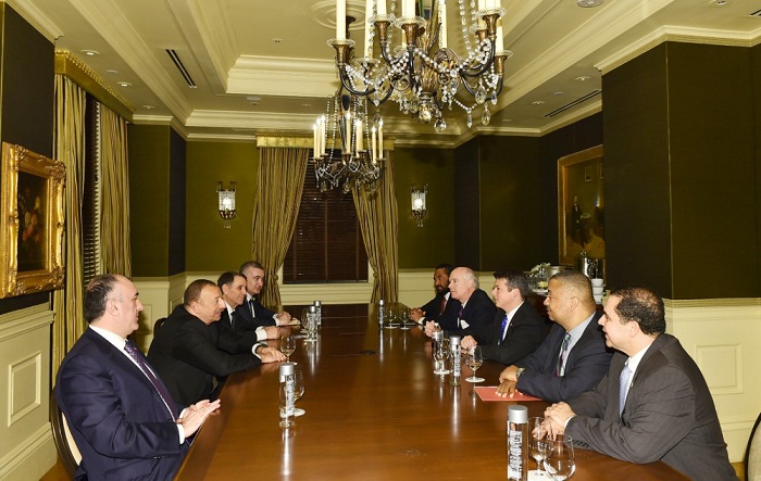 Le président azerbaïdjanais Ilham Aliyev rencontre un groupe de congressistes américains